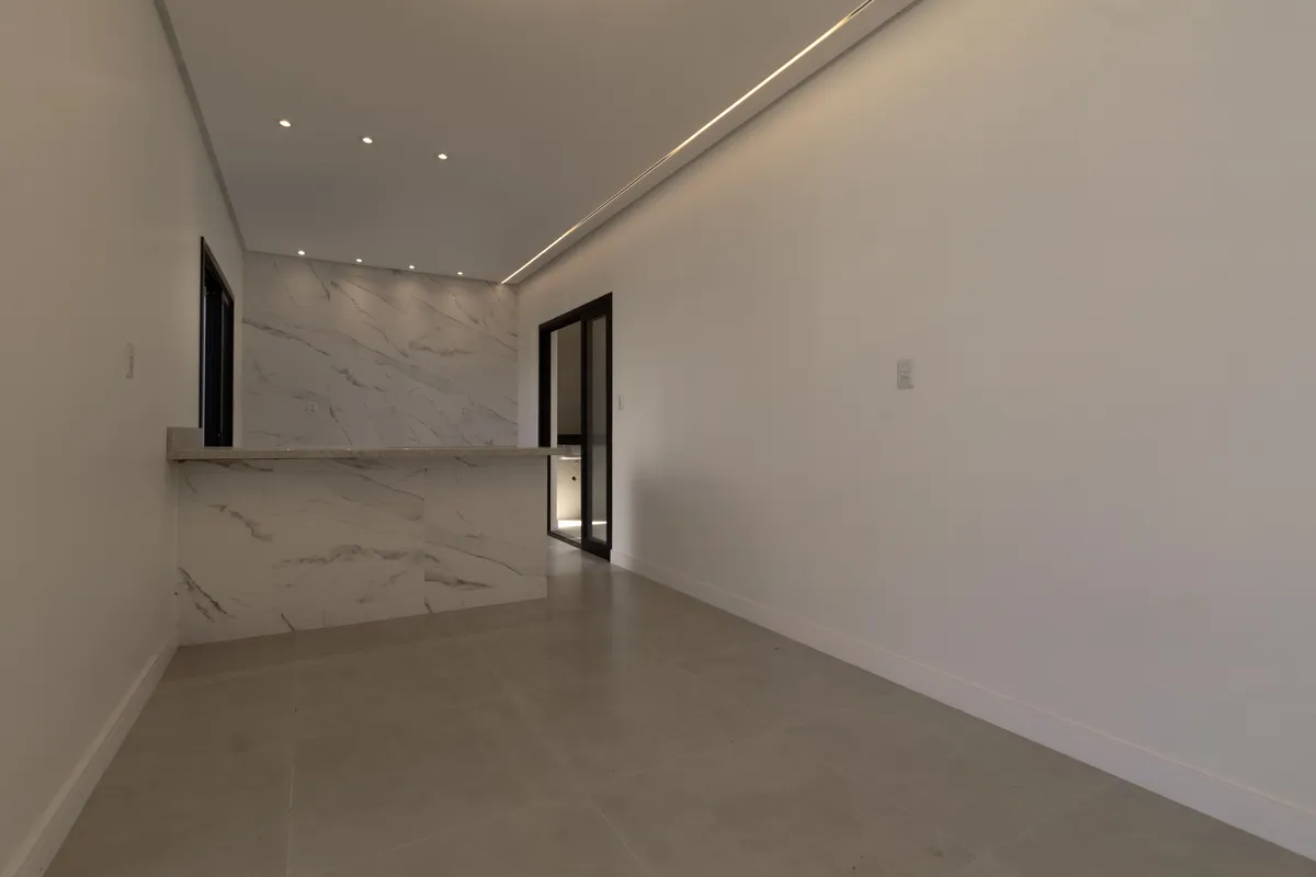 Hall revestido em mármore com passagem para o corredor